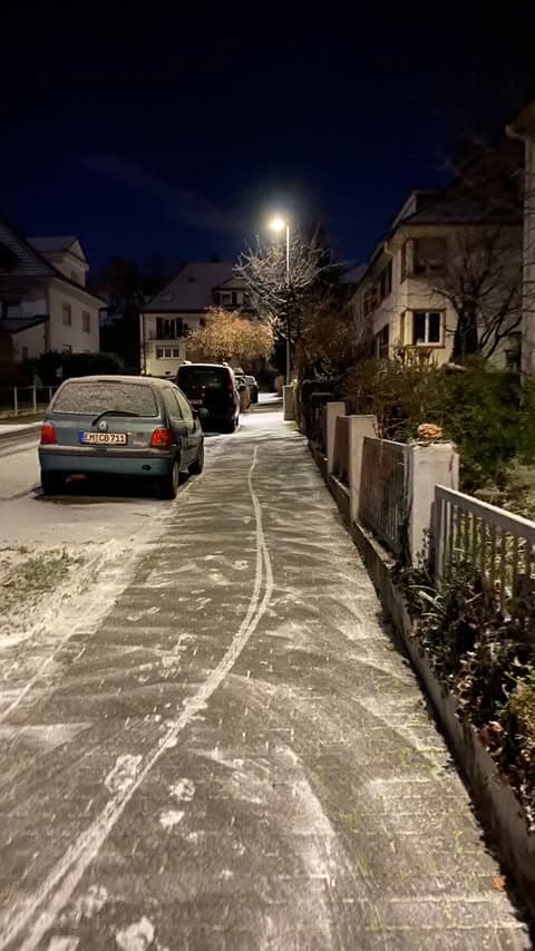 Schneeräumen auf einem Gehweg in Emmendingen