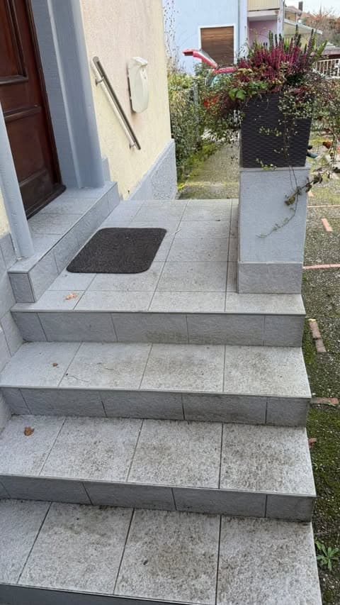 Treppenbereich vor der Unterhaltsreinigung